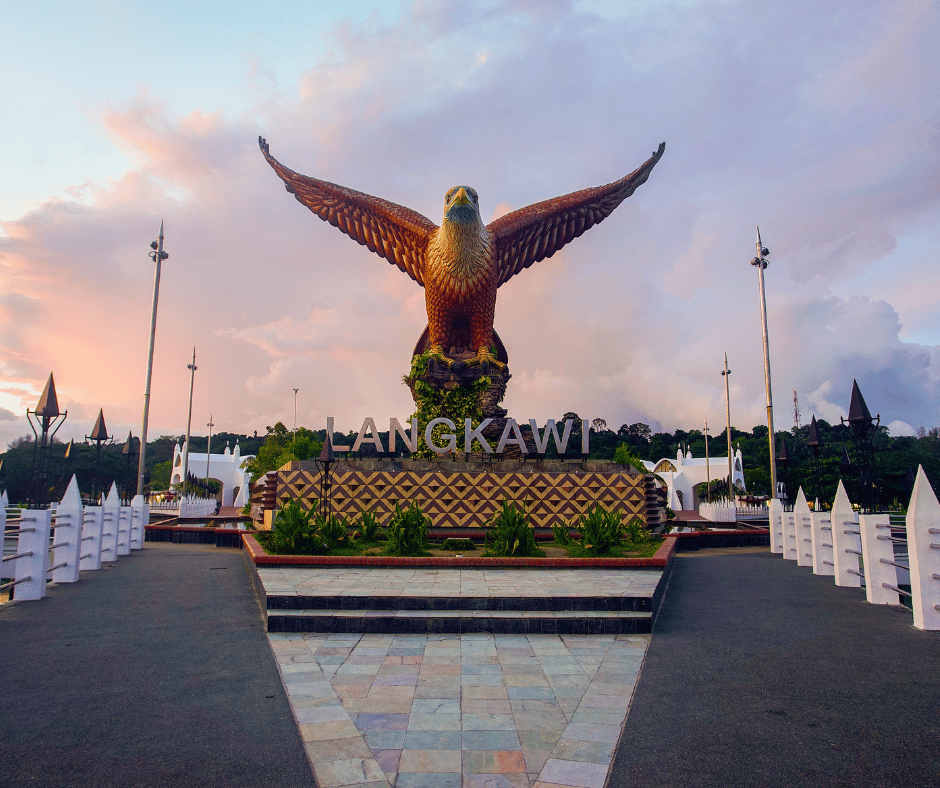  Dataran Lang (Eagle Square)